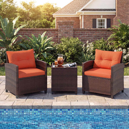 3-teiliges Rattan-Loungeset mit orangefarbenen Kissen