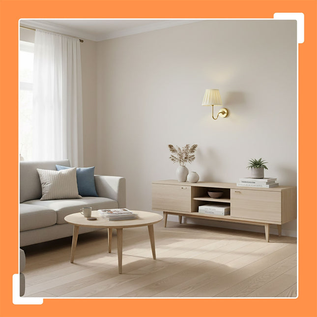 Antike Wandlampe mit plissiertem Stoffschirm
