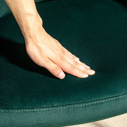 Fauteuil lounge avec accoudoirs, aspect velours, fauteuil de relaxation rembourré avec pieds en acier, pour salon, chambre, vert foncé