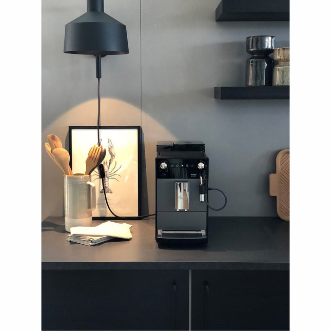Vollautomatischer Kaffeevollautomat mit leisem Mahlwerk, großem Tank