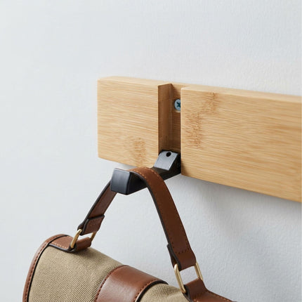 Bambus-Garderobe mit Klapphaken, schwarze Akzente