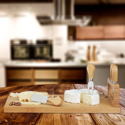 Plateau à fromage en bambou avec couverts