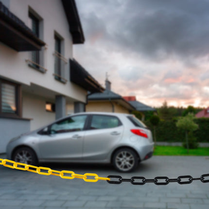 Barrier chain in black and yellow