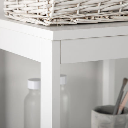 Hoher weißer Badezimmerschrank mit Schubladen und Regalen