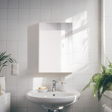 Badezimmerspiegelschrank mit verstellbarem Einlegeboden
