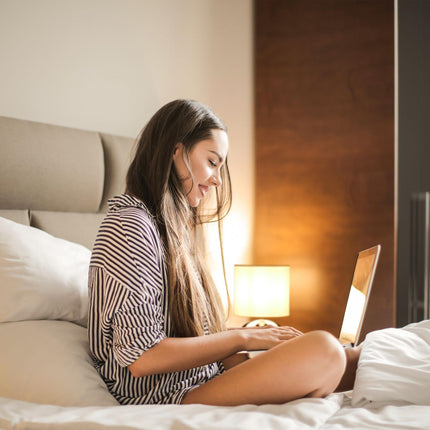 Bedside lamp with touch function