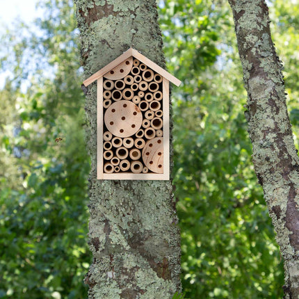 Bienenhotel mit Bambusröhren