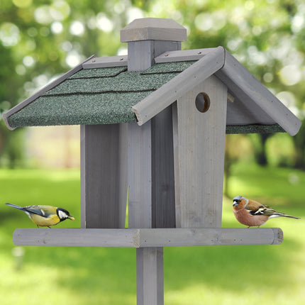 Vogelhäuschen auf Pfosten