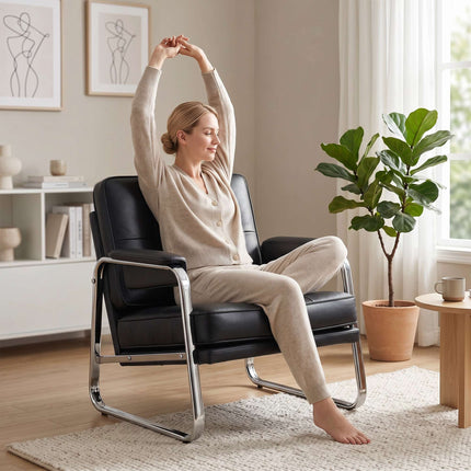Loungesessel aus schwarzem Kunstleder mit Armlehnen, Stahlfüße