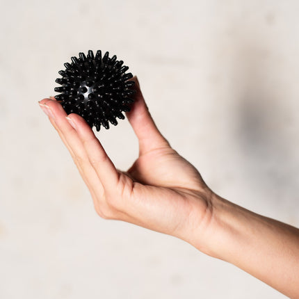 Schwarzer Massage-Igelball – Schmerzlinderung, 6 cm