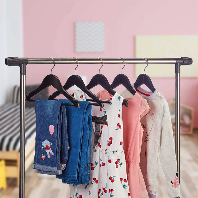 Schwarze Kinderkleiderbügel aus Holz