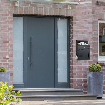 Boîte aux lettres noire avec porte-journaux
