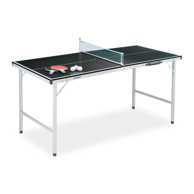 Schwarzer Tischtennistisch mit Zubehör