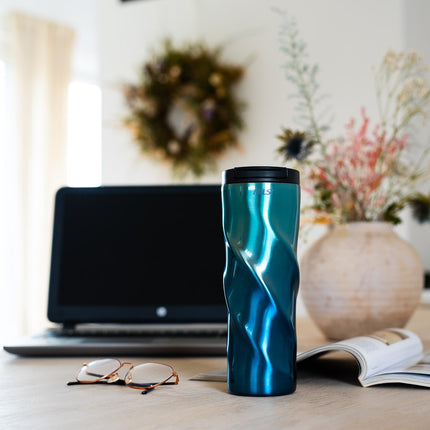 Blaue Thermotasse, 22 oz, isoliert