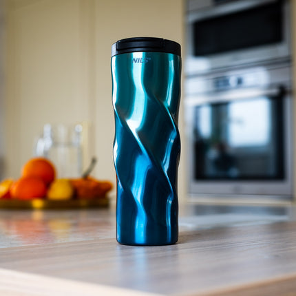 Blaue Thermotasse, 22 oz, isoliert