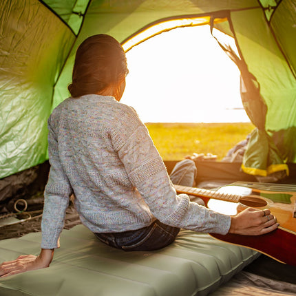 Wasserabweisende Camping-Luftmatratze mit Fußpumpe, grün
