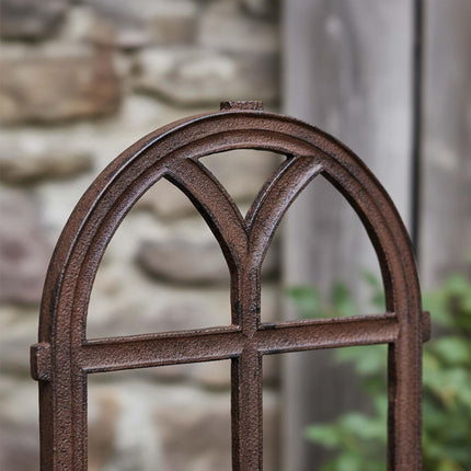 Stallfenster aus Gusseisen – Rankgitter mit rustikaler Rostpatina