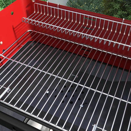 Mobiler Holzkohlegrill aus Metall mit Rädern und Holzablage
