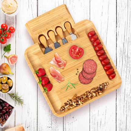 Käsetablett aus Bambus mit 4-teiligem Besteckset