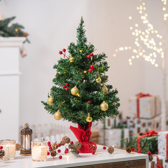Kleiner grüner Weihnachtsbaum mit LED-Beleuchtung und Beeren