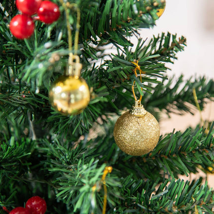 Kleiner grüner Weihnachtsbaum mit LED-Beleuchtung und Beeren