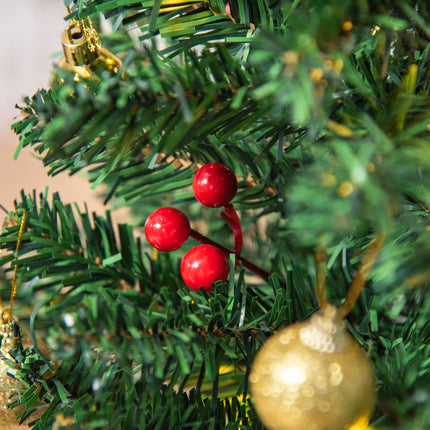Kleiner grüner Weihnachtsbaum mit LED-Beleuchtung und Beeren