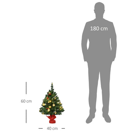 Kleiner grüner Weihnachtsbaum mit LED-Beleuchtung und Beeren