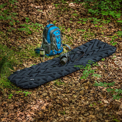 Tmavě šedá turistická karimatka, lehká, přenosná