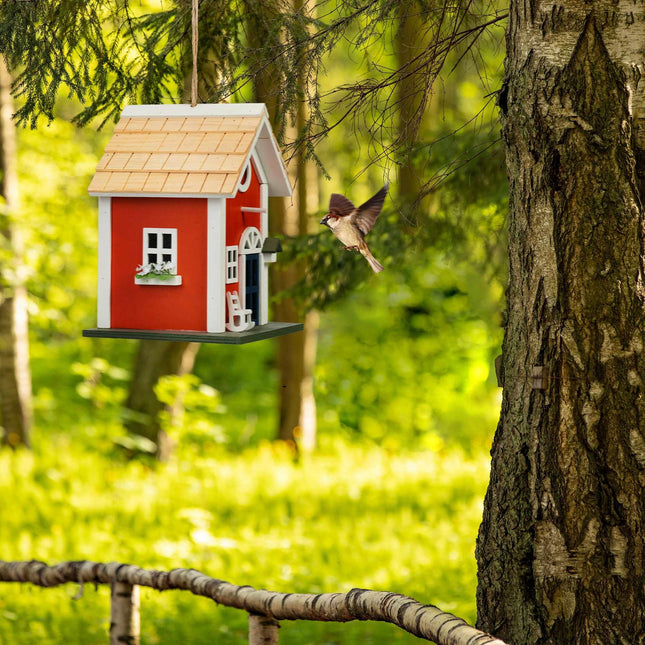 Dekoratives Vogelhäuschen im Landhausstil
