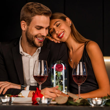 Ewige Rose im Glas mit Kerze