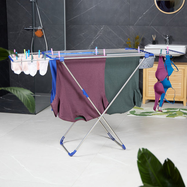 Expandable clothes hanger