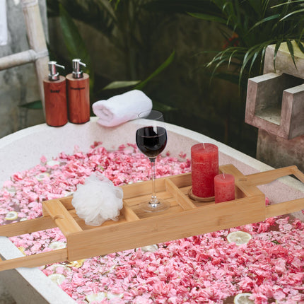 Extendable bath shelf with feet