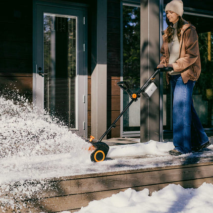 Fiskars Electric Snow Shovel 30 cm with 2 x 12V Batteries, Brushless, 6 m Throw