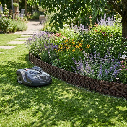 Blumenbeeteinfassung, Weidenflechtzaun mit Erdspießen