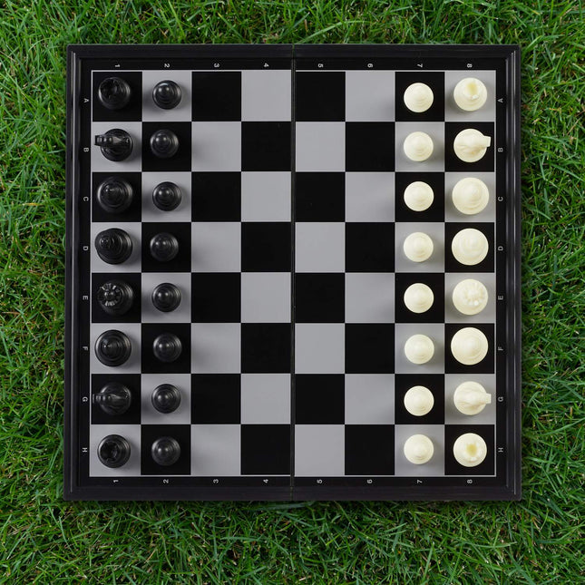 Faltbares und magnetisches Schachspiel