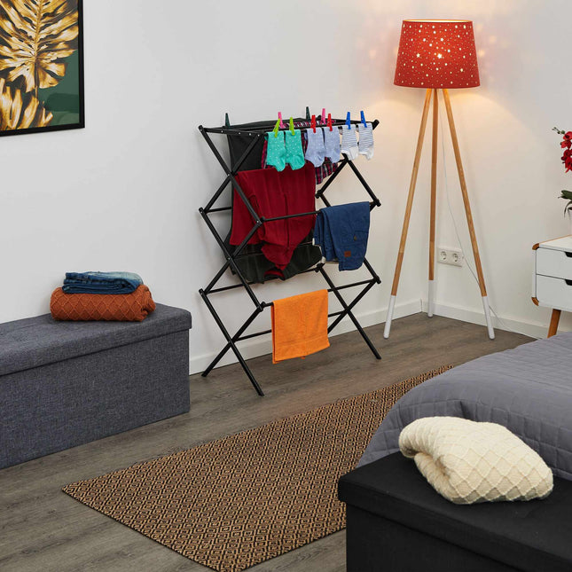 Foldable coat hanger in metal