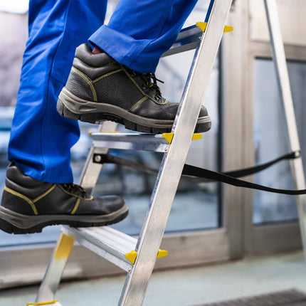 Folding stepladder with support handle
