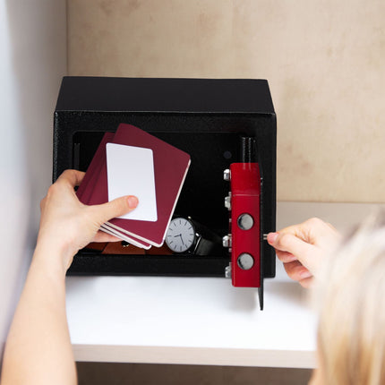 Möbelschrank mit Schlüssel
