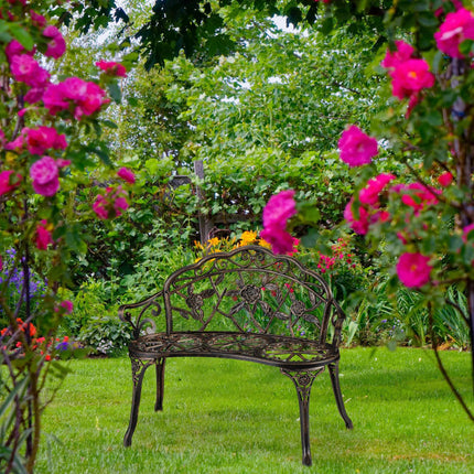 Banc de jardin avec des roses