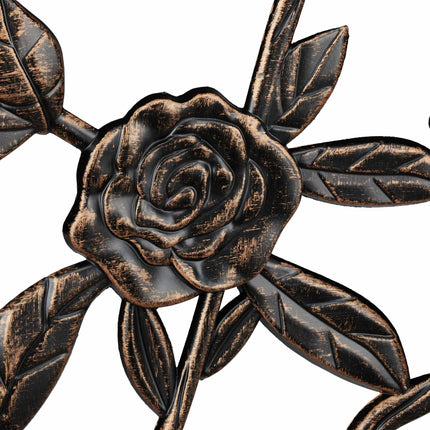 Banc de jardin avec des roses