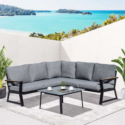 L-förmige Outdoor-Sitzgruppe, Aluminium-Sofa und -Tisch, graue Kissen