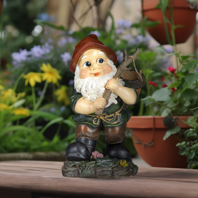Gartenzwerg mit Eichelkorb