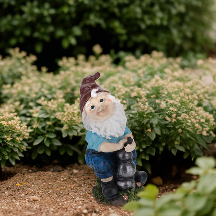 Nain de jardin avec pompe à eau