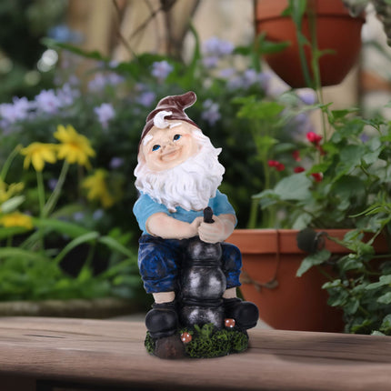 Nain de jardin avec pompe à eau
