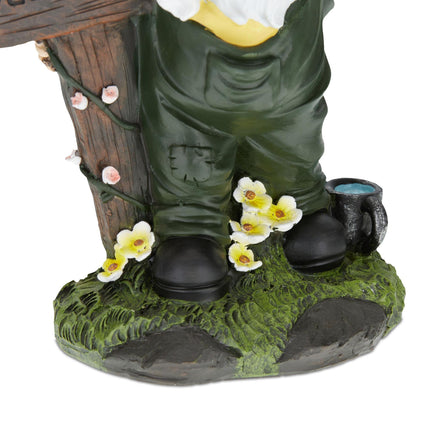 Gartenzwerg mit Willkommensschild