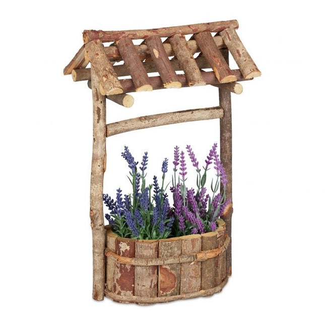 Garten mit Holzbrunnen