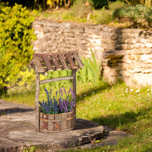 Garten mit Holzbrunnen