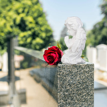 Grave angel praying
