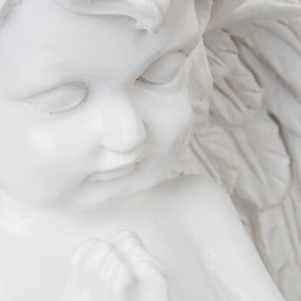 Grave angel praying