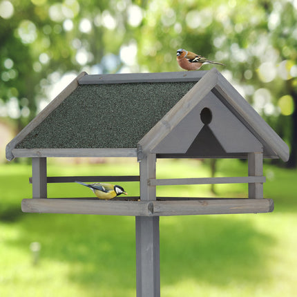 Graues Vogelhäuschen auf Pfosten